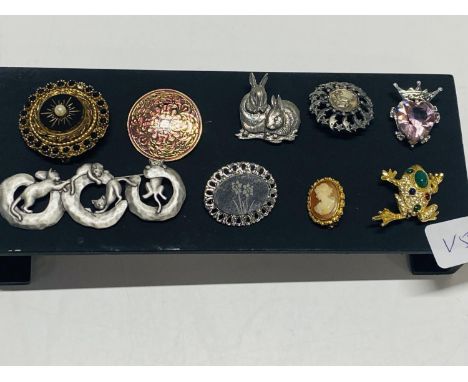 A selection of vintage costume jewellery brooches 