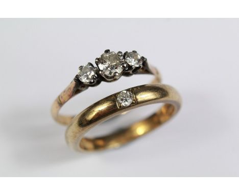 Vintage 14ct Yellow Gold Diamond Ring. The ring set with three diamonds approx 51 pts, of old-cut dias size R, approx 2.5 gms