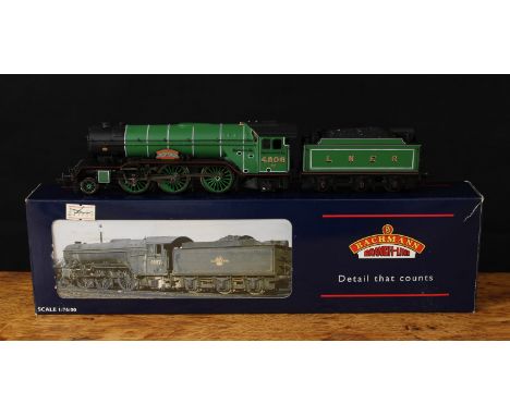 Bachmann Branch-Line OO Gauge 31-560 V2 2-6-2 "The Green Howard" locomotive and six wheel tender, Darlington, LNER green live