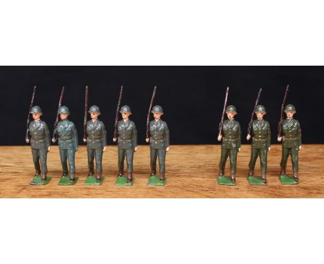 W Britain (Britains) No.2033 U.S. army infantry, comprising five infantrymen, each marching at the slope in steel helmets, re
