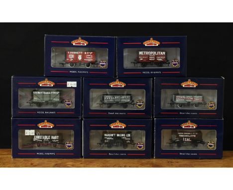 Bachmann Branch-Line OO Gauge five and eight plank tank wagons, comprising 37-032 five plabk 'Constable Hart', boxed; 32-029 