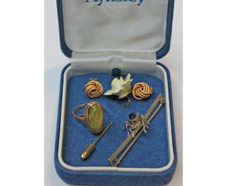 A mixed lot comprising a 9ct gold ring set with a jade colour cabochon size M and a pair of 9ct gold ear studs (one damaged),