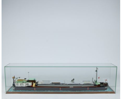 Model of a barge in glass showcaseMaquette van een binnenschip in glazen toonkast22 x 86.5 x 16 cm