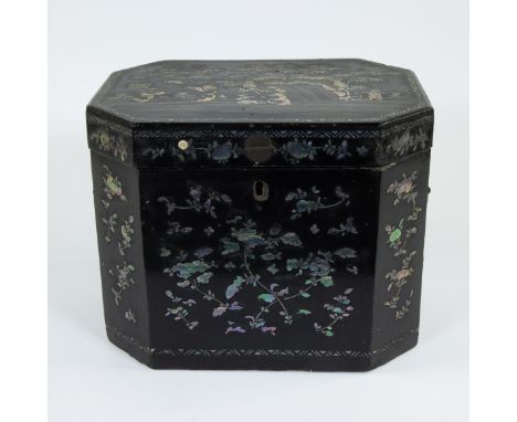 Large Chinoiserie English tea box in black lacquered wood inlaid with mother-of-pearl and with inner box in which the tea was