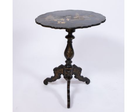 Black lacquered Chinoiserie tilt top table inlaid with mother of pearl, 19th centuryZwart gelakt Chinoiserie tilt top tafeltj