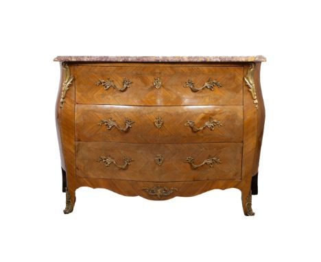 Louis XV style chest of drawers with marble topGebombeerde commode stijl Louis XV met marmeren blad92 x 134 x 50 cm