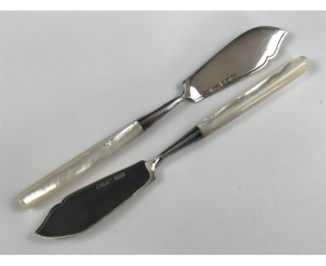 A pair of Edwardian silver butter knives, having mother of pearl handles, Henry Williamson Ltd, Sheffield, 1909, 46.6g total