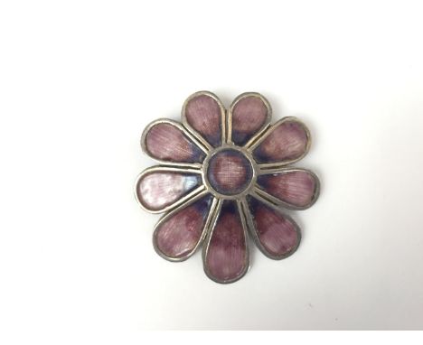 An Alastair Norman Grant (20th Century) basse-taille enamelled silver brooch, of daisy form, having sunken and engraved field