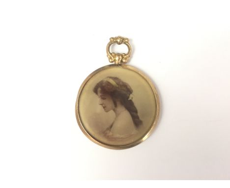 A 9ct gold framed pendant double locket, containing the Edwardian photographic portrait of a young lady, Birmingham, 1910, 6.