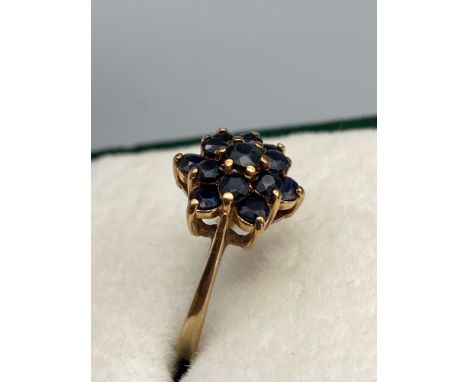 A Nice example of a ladies 9ct gold and sapphire cluster ring. Ring size Q. [2.69Grams] 