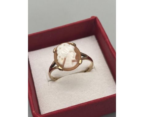 A Ladies antique 9ct gold cameo ring. Ring size Q 1/2. [2 Grams] 