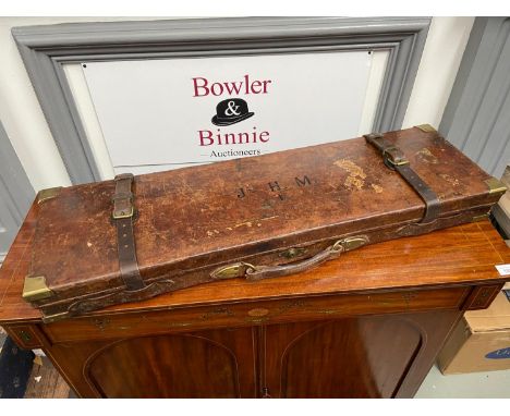 A FINE EXAMPLE OF A JOSEPH LANG &amp; SON LTD, A BRASS-CORNERED SINGLE LEATHER GUNCASE. Originally held a 12 bore Hammerless 