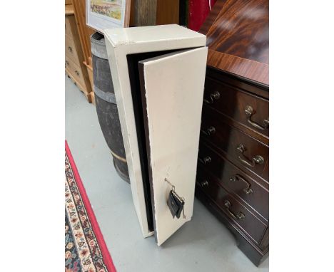 A Vintage gun cabinet with keys. [82X21X24CM] 
