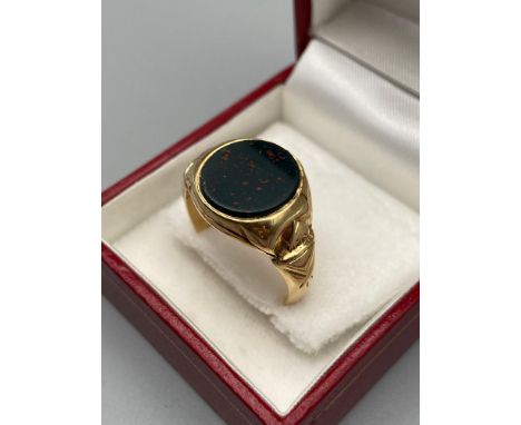 Antique Gentleman's 18ct gold signet ring set with a large blood stone. Ring size T. [12.40Grams] 