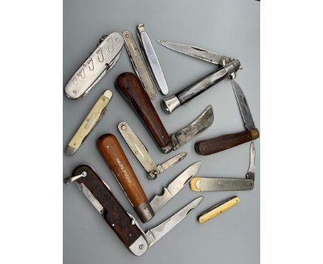 A Quantity of mixed antique and vintage pocket knives. 