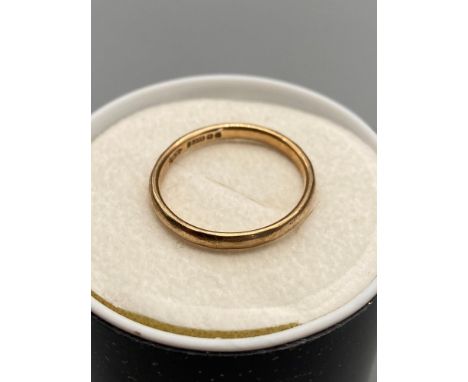 A Ladies 9ct gold wedding band ring. Ring size P. [1.91 Grams] 