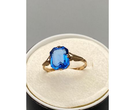 Antique 9ct gold ladies ring set with a large blue Emerald cut stone. Ring size Q. [1.86 Grams] 