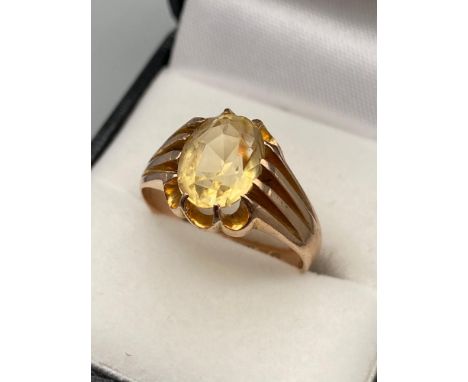 Antique 9ct gold Gentleman's ring set with a large pale yellow stone. Ring size S. [Weighs 5.21grams] 