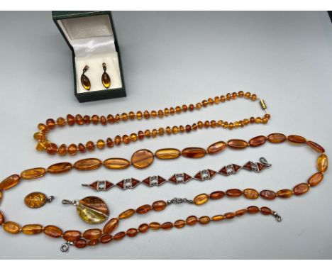 A Lot of vintage amber bead necklaces, pendants and bracelet. The lot includes a vintage amber bead necklace, Amber bead neck