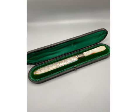 Antique Mother of pearl handled bread knife with Sheffield silver collar. Complete with a fitted case. 