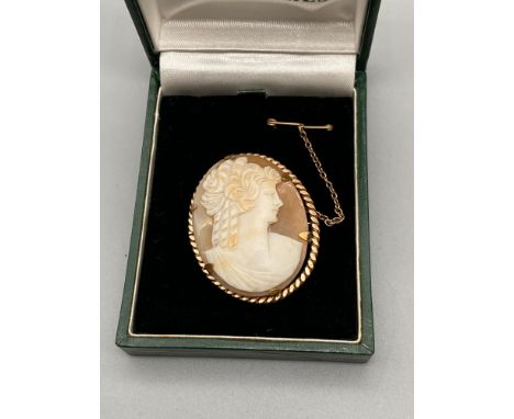 A Vintage 9ct rolled gold cameo brooch. Produced by CLEWCO. [4cm length] 