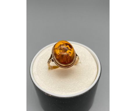 A Ladies antique 9ct gold and amber ring. Ring size O. [3.16 Grams] 