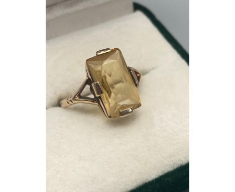 A Ladies mid 20th century 9ct gold ring set with a large rectangular faceted cut citrine stone. [Citrine 13.74x7.90x5.05mm] C