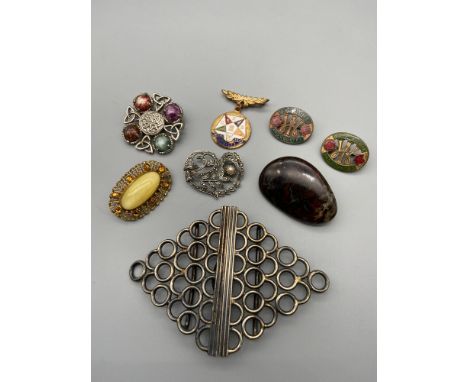 A Lot of vintage brooches, badges and an Art Deco belt buckle. 