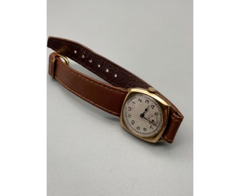 A Vintage Uno 15 Jewels watch, set within a 9ct gold casing. Has a leather strap. In a working condition. 