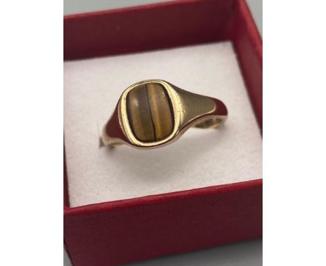 A Gents 9ct gold pinky ring set with a tiger eye stone. Ring size R. [3.45Grams] 