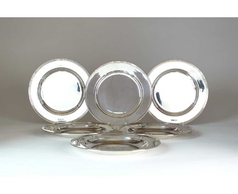 A set of six Edwardian silver plates, Walker &amp; Hall, Sheffield 1905, each of circular form, 20.5cm diameter, total weight