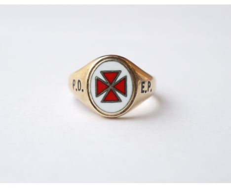 KNIGHTS TEMPLAR 9CT GOLD MASONIC RING
with a central oval enamel plaque flanked by the initials P.D. and E.P., size T-U 