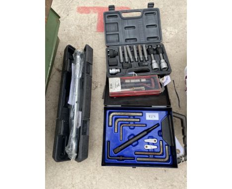 AN ASSORTMENT OF TOOLS TO INCLUDE A SOCKET SET AND A TORQUE WRENCH ETC 