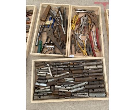 A LARGE QUANTITY OF TOOLS TO INCLUDE SOCKETS, PLIERS AND MOLE GRIPS ETC 