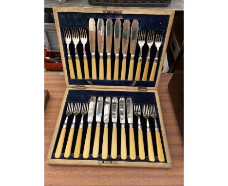 AN OAK CASED CANTEEN OF FISH CUTLERY WITH HALLMARKED SILVER COLLARS 