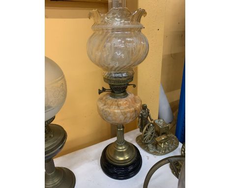 A VICTORIAN OIL LAMP WITH A BRASS STEM, MARBLE MIDDLE, FLUTED AND ETCHED SHADE AND CHIMNEY HEIGHT APPROX 60CM 