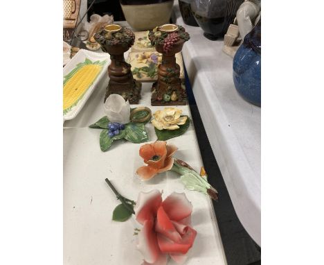 A PAIR OF DECORATIVE WOOD CANDLESTICKS TOGETHER WITH FLORAL WALL PLAQUES, CERAMIC FLOWERS, ETC., 