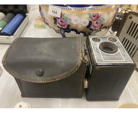 A VINTAGE KODAK SIX-20 'BROWNIE D IN A CASE 