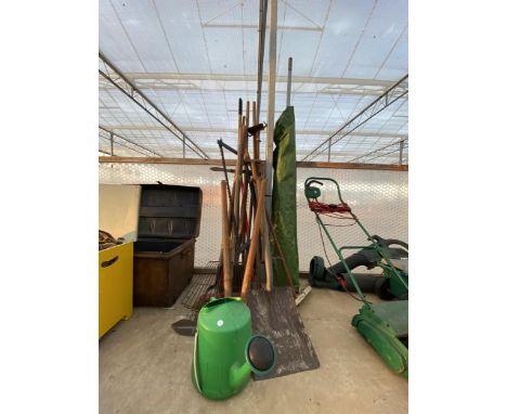 AN ASSORTMENT OF GARDEN TOOLS TO INCLUDE FORKS, SPADES AND A GARDEN PARASOL ETC 