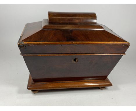 A VINTAGE MAHOGANY TEA CADDY WITH TWO INNER COMPARTMENTS 