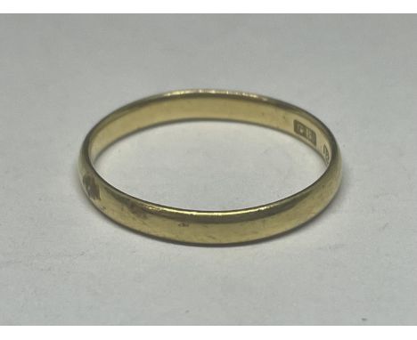 AN 18 CARAT GOLD WEDDING BAND SIZE J/K GROSS WEIGHT 1.65 GRAMS 