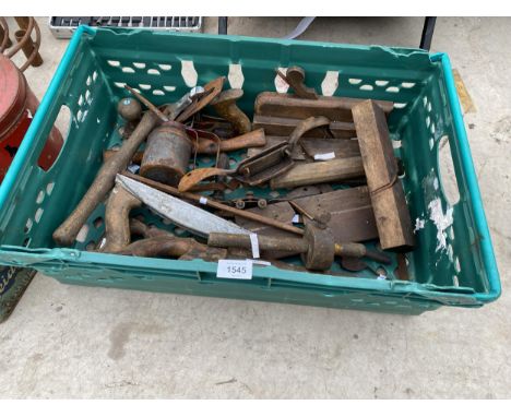 AN ASSORTMENT OF VINTAGE TOOLS TO IBNCLUDE WOOD PLANES, SAWS AND AN OIL CAN ETC 