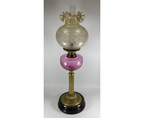 A VINTAGE BRASS CORINTHIAN COLUMN OIL LAMP WITH CRANBERRY GLASS RESEVOIR, HEIGHT 71CM 
