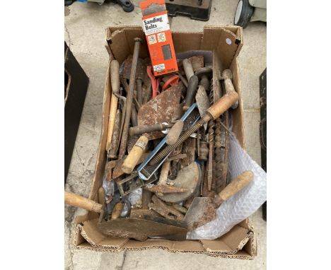 AN ASSORTMENT OF VINTAGE TOOLS TO INCLUDE TROWELS AND DRILL BITS ETC 