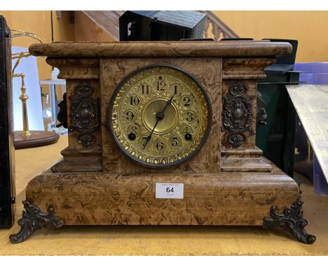 A VINTAGE MARBLE EFFECT DECORATIVE CHIMING MANTLE CLOCK WITH BRASS DIAL, HEIGHT 28CM 