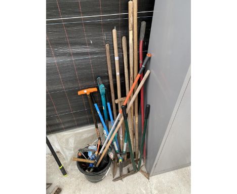 AN ASSORTMENT OF GARDEN TOOLS TO INCLUDE SHEARS AND HOES ETC 