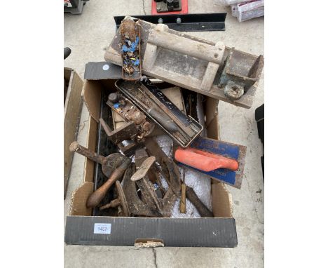 AN ASSORTMENT OF TOOLS TO INCLUDE A WOOD PLANE AND CHISELS ETC 