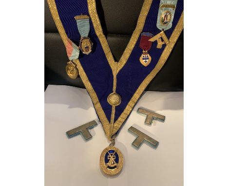 A MASONIC SASH WITH HALLMARKED SILVER GILT FOB CHESHIRE FOB, FURTHER GILT MEDALS ETC 