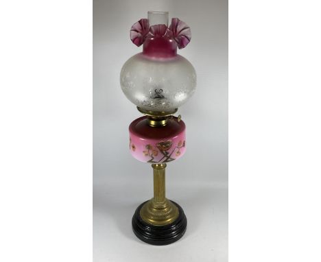 A VINTAGE BRASS CORINTHIAN COLUMN OIL LAMP WITH PINK GLASS RESEVOIR, HEIGHT 67CM 