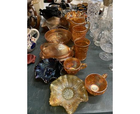 A QUANTITY OF VINTAGE COLOURED CARNIVAL GLASS TO INCLUDE BOWLS, VASES, CUPS, ETC 